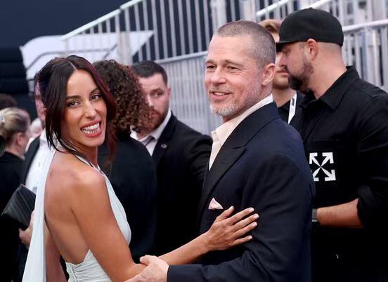 brad-pitt-se-esquiva-de-beijo-de-namorada-em-red-carpet-e-video-gera-debate-entre-os-fas