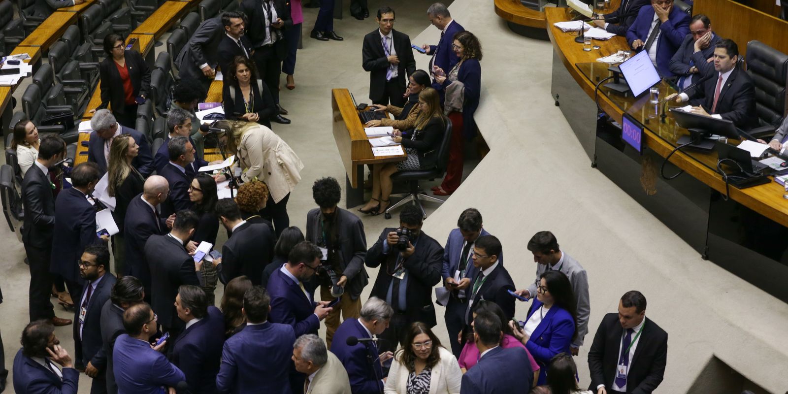 congresso-aprova-usar-emendas-para-salarios-de-profissionais-da-saude