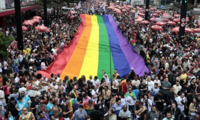 parada-lgbt+-de-sp-discute-o-envelhecimento-em-meio-a-festa-e-reflexao