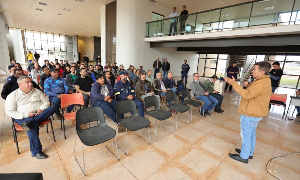 prefeitura-reune-operadoras-e-cobra-fim-da-poluicao-visual,-dos-fios-soltos-e-emaranhados-nos-postes-–-portal-prefeitura-de-dourados