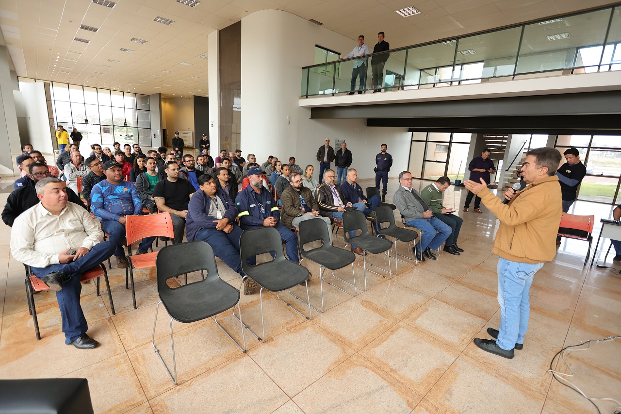 prefeitura-reune-operadoras-e-cobra-fim-da-poluicao-visual,-dos-fios-soltos-e-emaranhados-nos-postes-–-portal-prefeitura-de-dourados