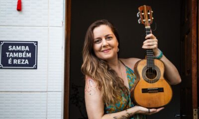 roberta-nistra-segue-linhagem-da-mulher-sambista-que-toca-cavaquinho