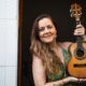 roberta-nistra-segue-linhagem-da-mulher-sambista-que-toca-cavaquinho
