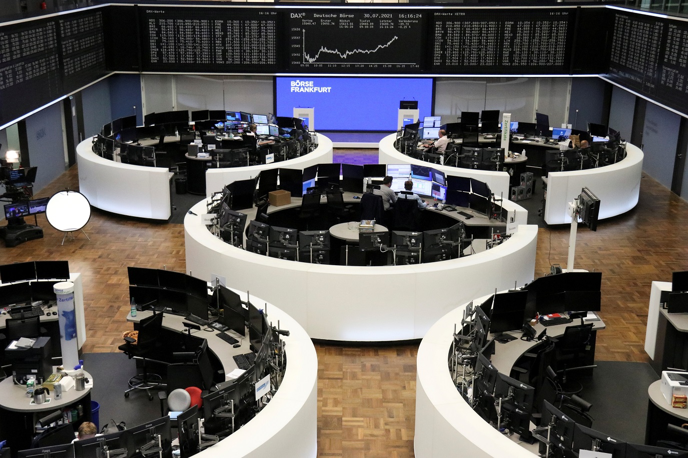 bolsas-europeias-fecham-em-baixa-por-cautela-com-tarifas-dos-eua