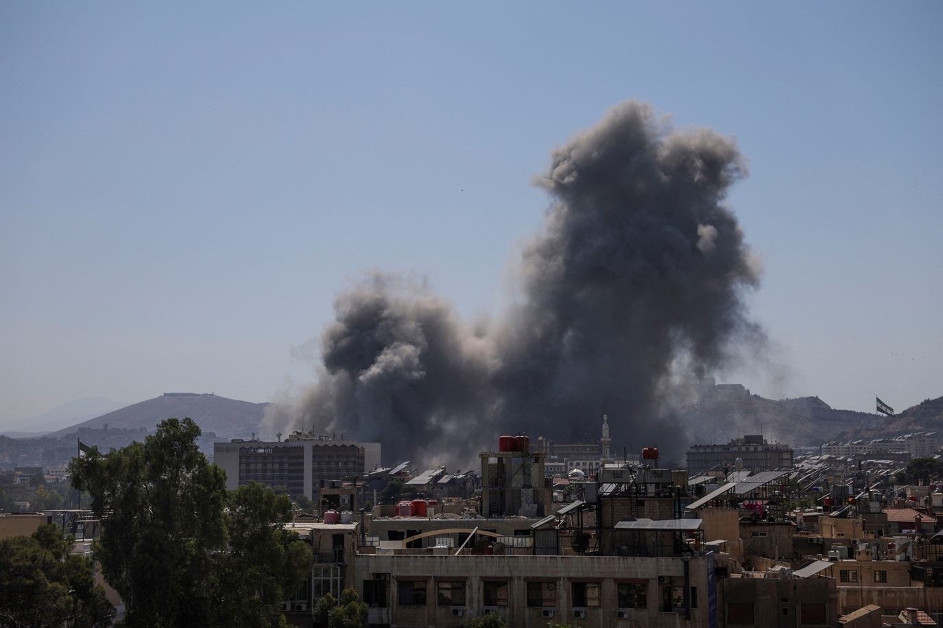 israel-bombardeia-ministerio-da-defesa-da-siria-e-ataca-regiao-em-defesa-dos-drusos