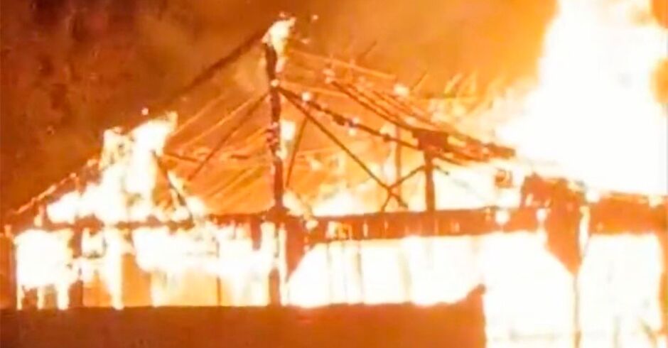 casa-de-madeira-abandonada-e-destruida-por-incendio-em-ms;-assista-–-folha-de-dourados-–-noticias-de-dourados-ms-e-regiao