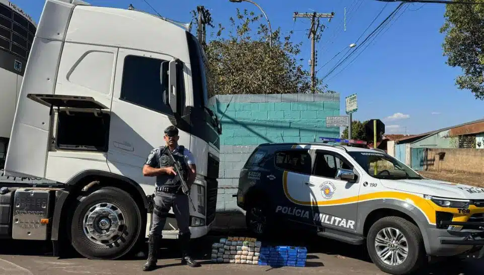 caminhao-com-placas-de-campo-grande-e-apreendido-com-carga-de-haxixe-e-cocaina-em-sp