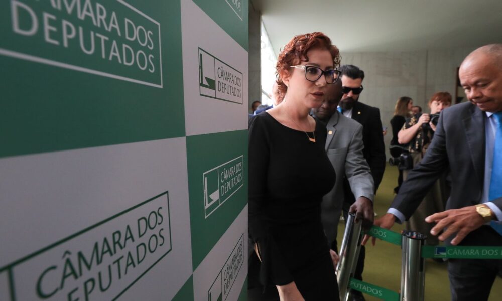 hugo-motta-diz-que-providencias-sobre-zambelli-ja-estao-sendo-tomadas