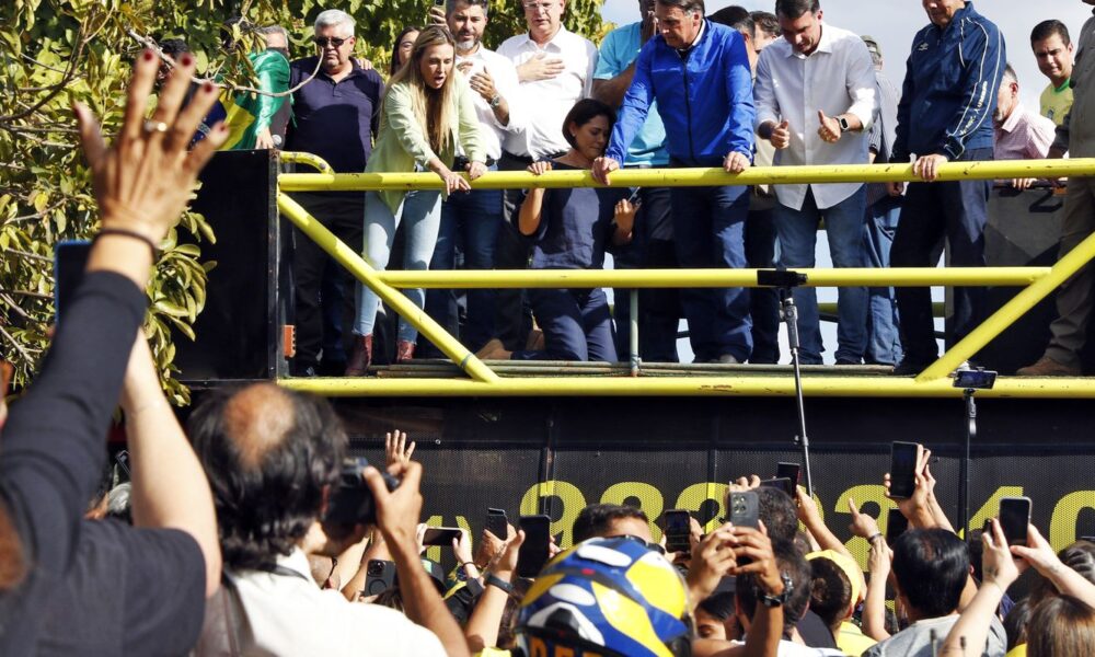 de-tornozeleira,-bolsonaro-participa-de-motociata-em-brasilia