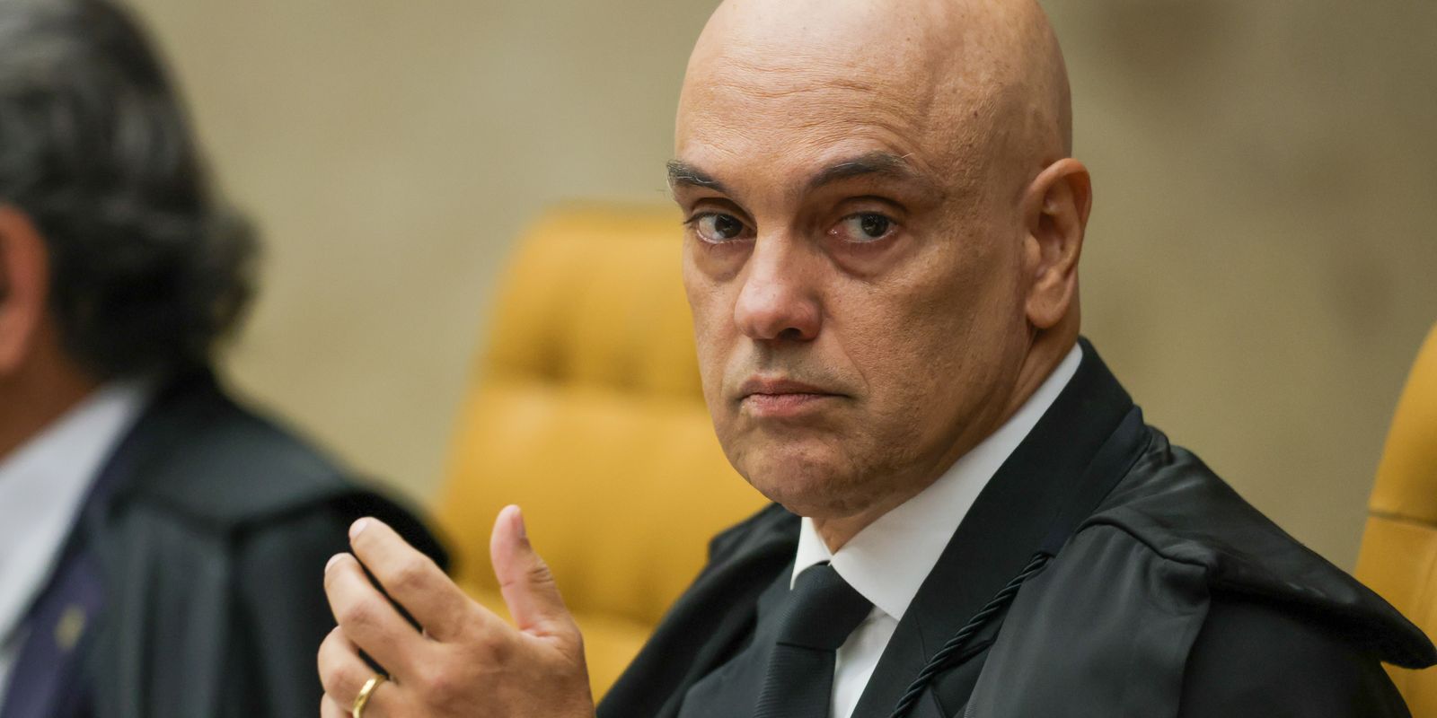 moraes-compara-atos-de-eduardo-bolsonaro-nos-eua-a-tentativa-de-golpe