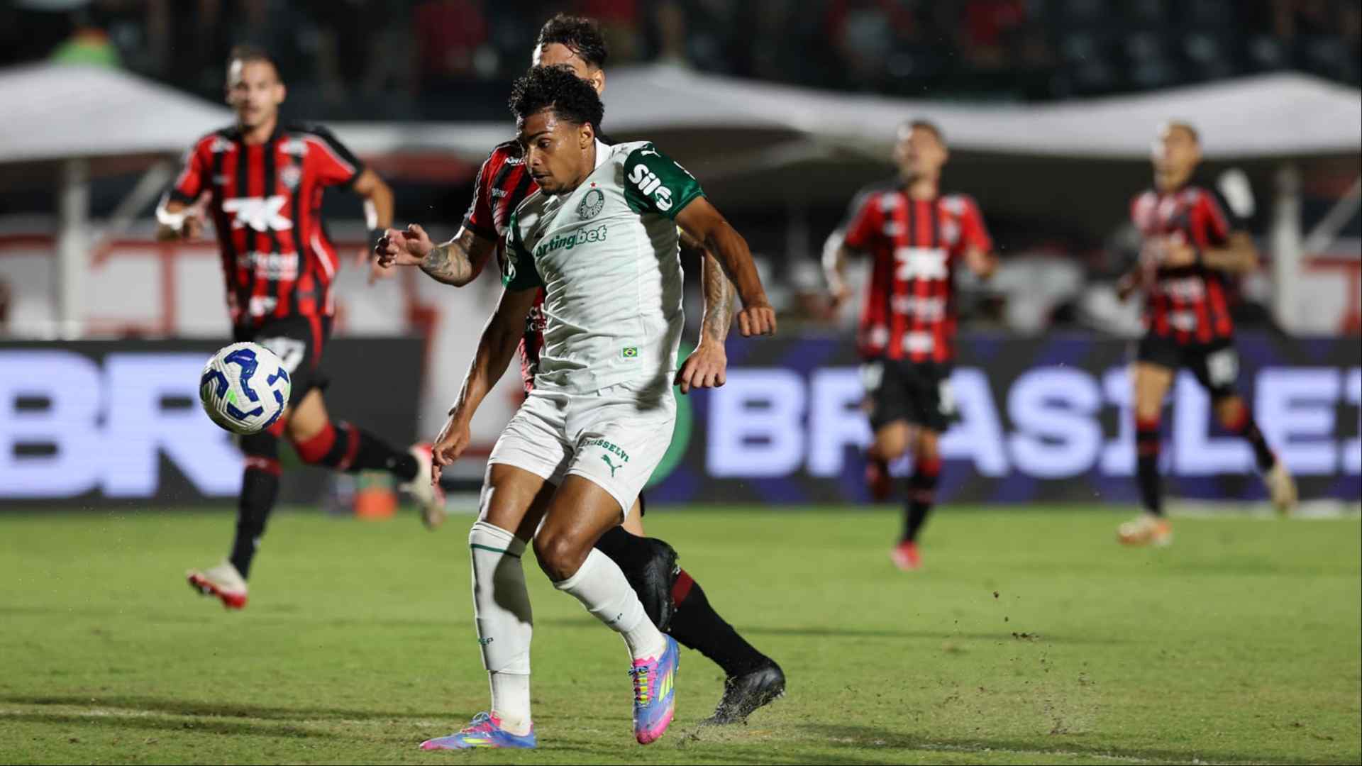 com-reservas,-palmeiras-empata-com-o-vitoria-e-fica-4-pontos-atras-de-flamengo-e-cruzeiro