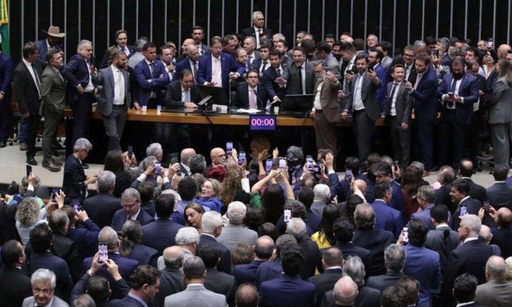 apos-obstrucao-de-plenario,-hugo-motta-abre-sessao-e-pede-respeito