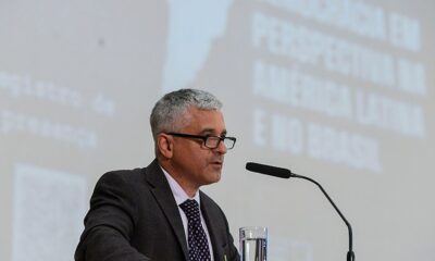 brasil-defendeu-democracia-melhor-que-eua,-diz-professor-de-harvard