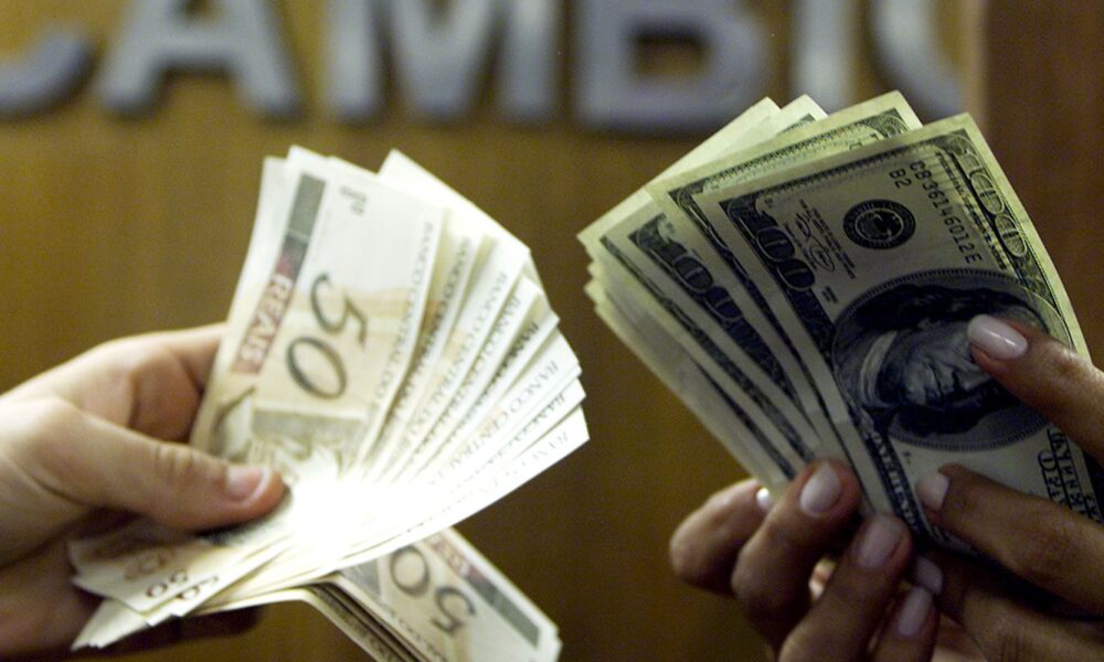 dolar-segue-mercado-internacional-e-sobe-para-r$-5,43