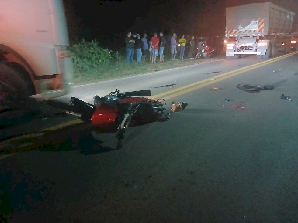 motociclista-cai-na-pista-em-acidente-entre-motos-e-morre-atropelado-por-carreta