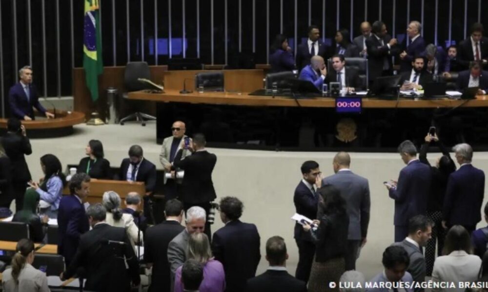 aprovada-urgencia-de-pl-que-libera-r$-1,5-bi-para-saude-e-educacao