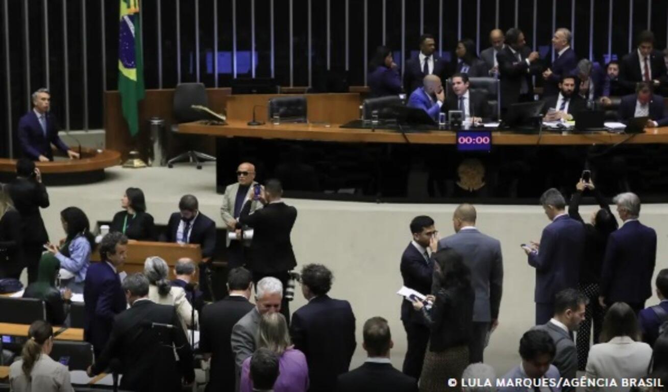 aprovada-urgencia-de-pl-que-libera-r$-1,5-bi-para-saude-e-educacao