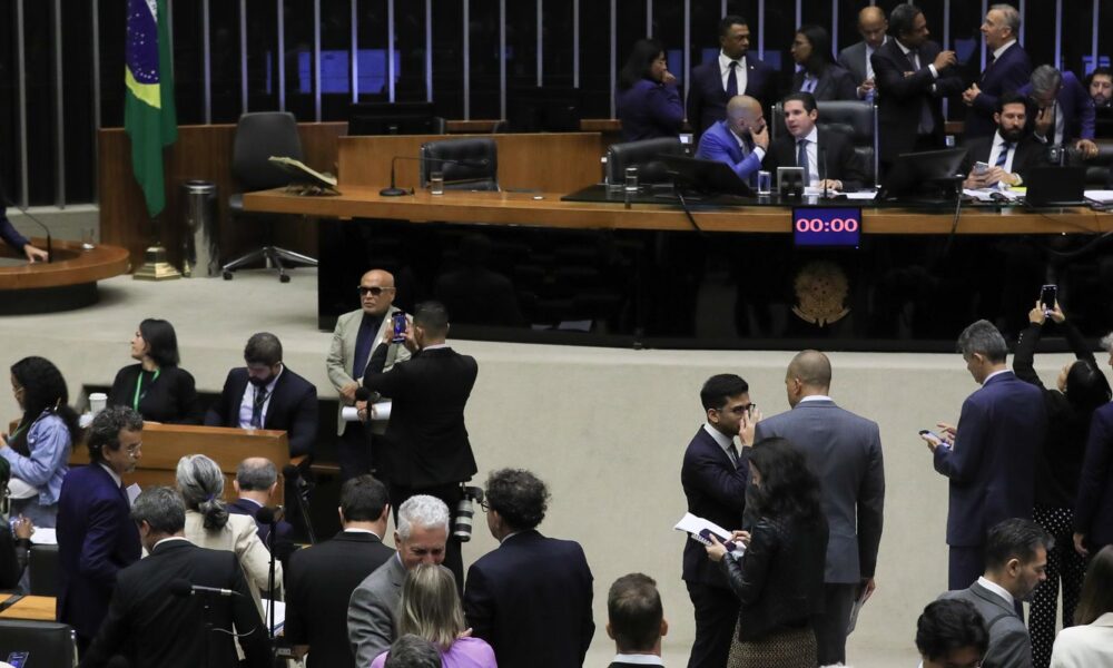 aprovada-urgencia-de-pl-que-libera-r$-1,5-bi-para-saude-e-educacao