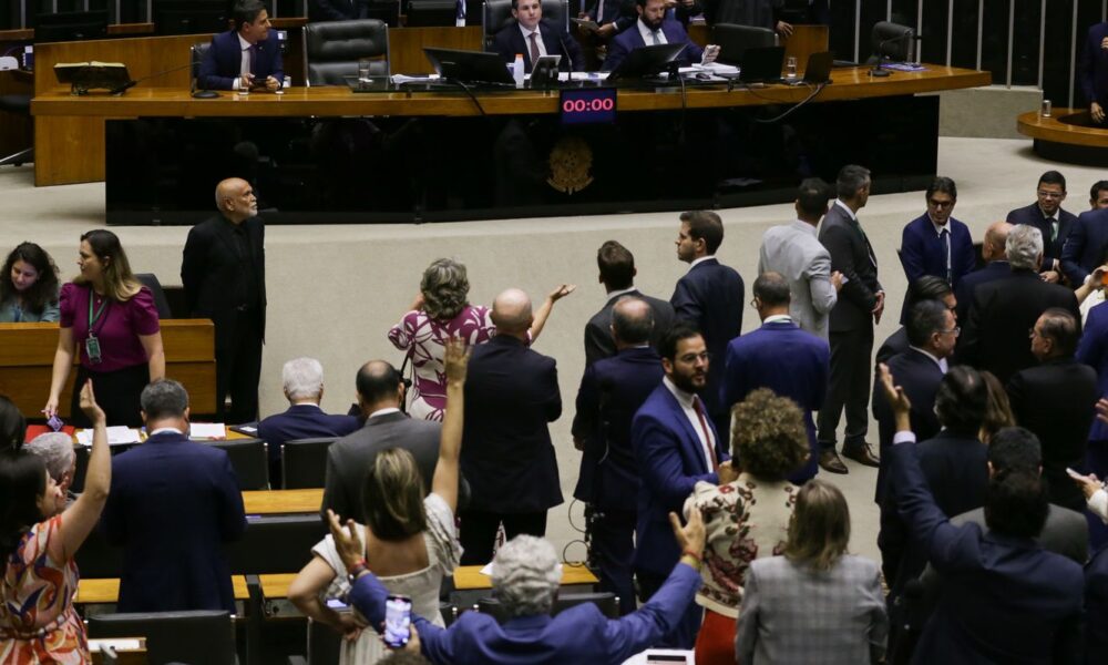motta-anuncia-votacao-de-urgencia-para-projeto-de-anistia-a-golpistas