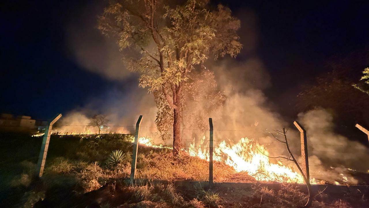 video:-bombeiros-combatem-grande-incendio-ao-lado-de-condominio-no-jardim-veraneio