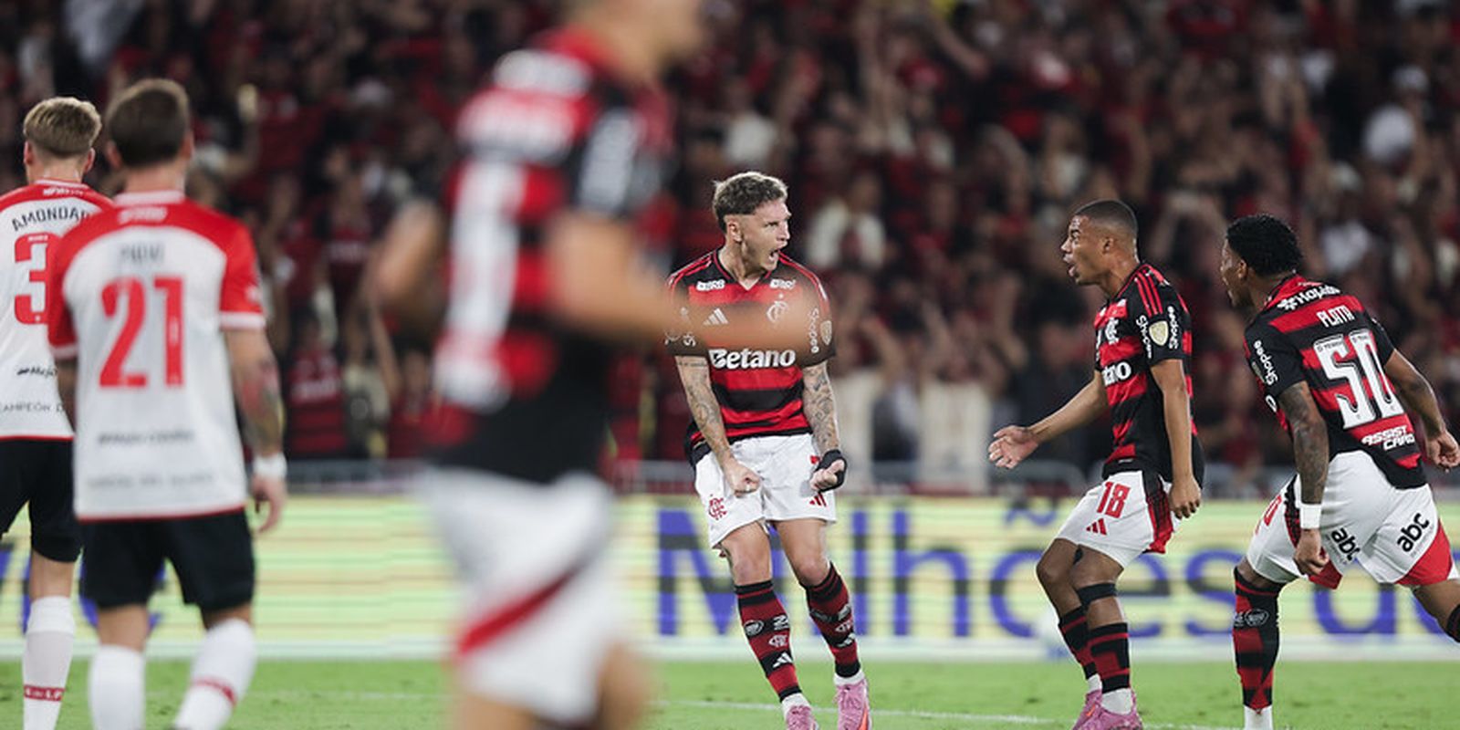 com-direito-a-gol-relampago,-flamengo-derrota-estudiantes-no-maracana