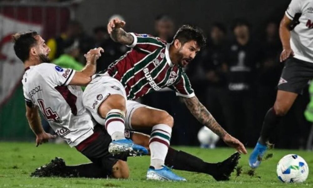 fluminense-tem-bola-na-trave-nos-acrescimos,-mas-empata-com-o-lanus-e-da-adeus-a-sul-americana