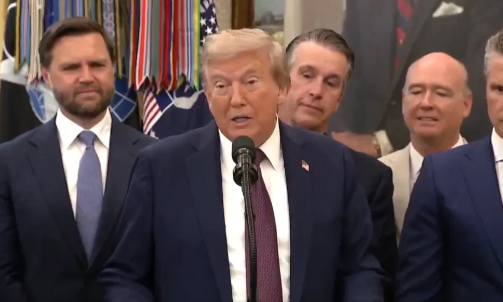 trump-diz-que-vai-impor-tarifa-de-25%-sobre-todos-os-caminhoes-pesados