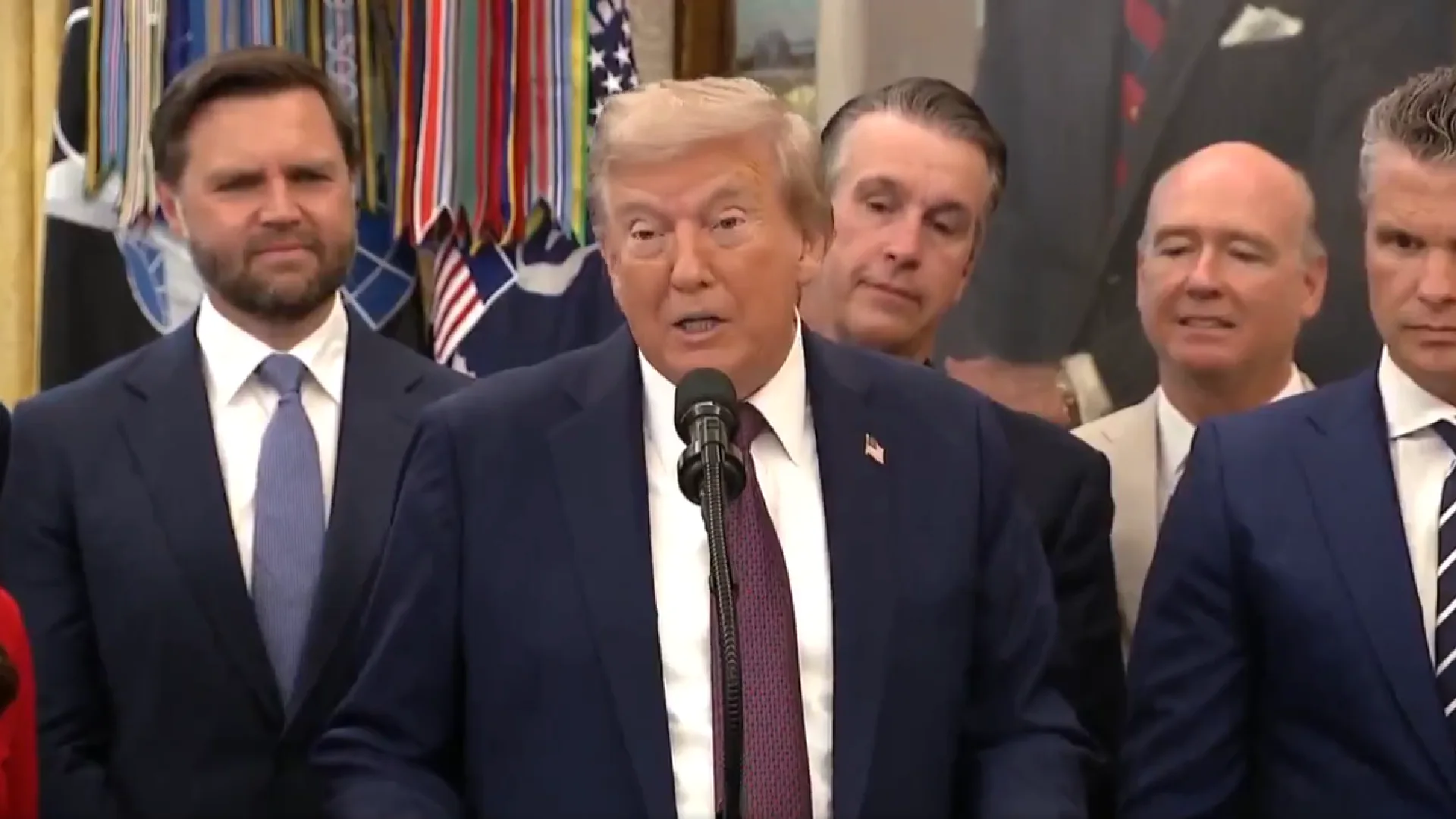 trump-diz-que-vai-impor-tarifa-de-25%-sobre-todos-os-caminhoes-pesados