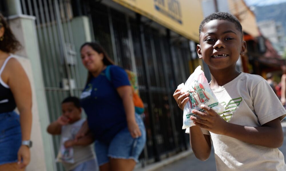 fe-e-alegria-marcam-o-dia-de-cosme-e-damiao-no-rio-de-janeiro