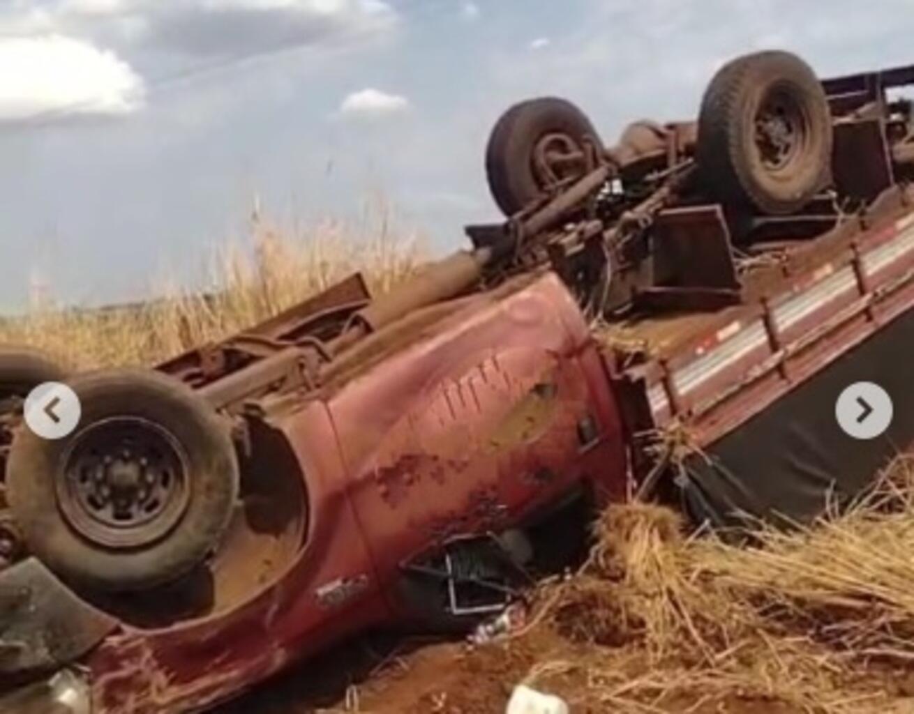 motorista-fica-ferido-em-capotamento-de-caminhonete
