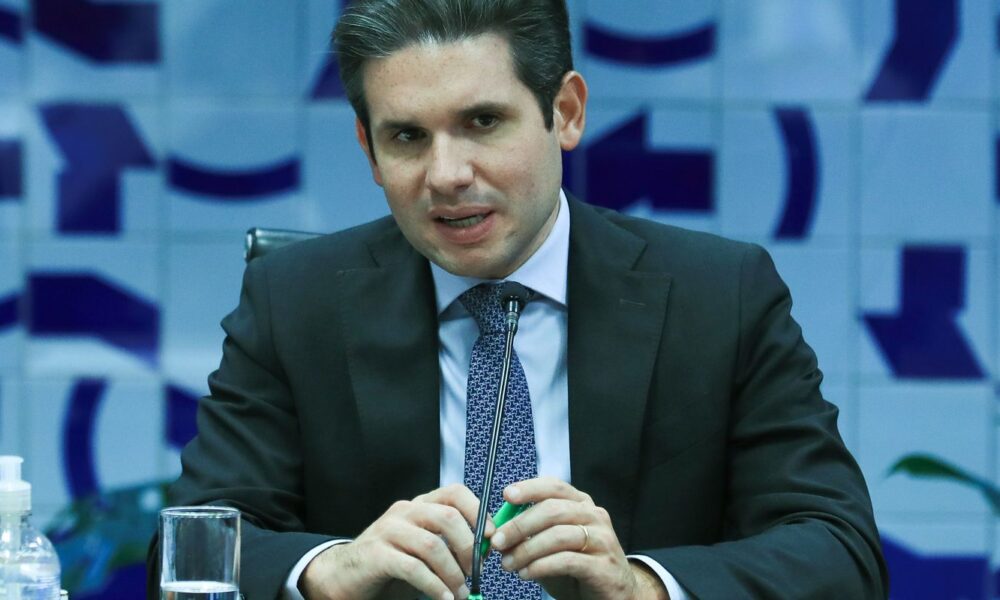 hugo-motta-confirma-para-hoje-votacao-de-isencao-do-imposto-de-renda