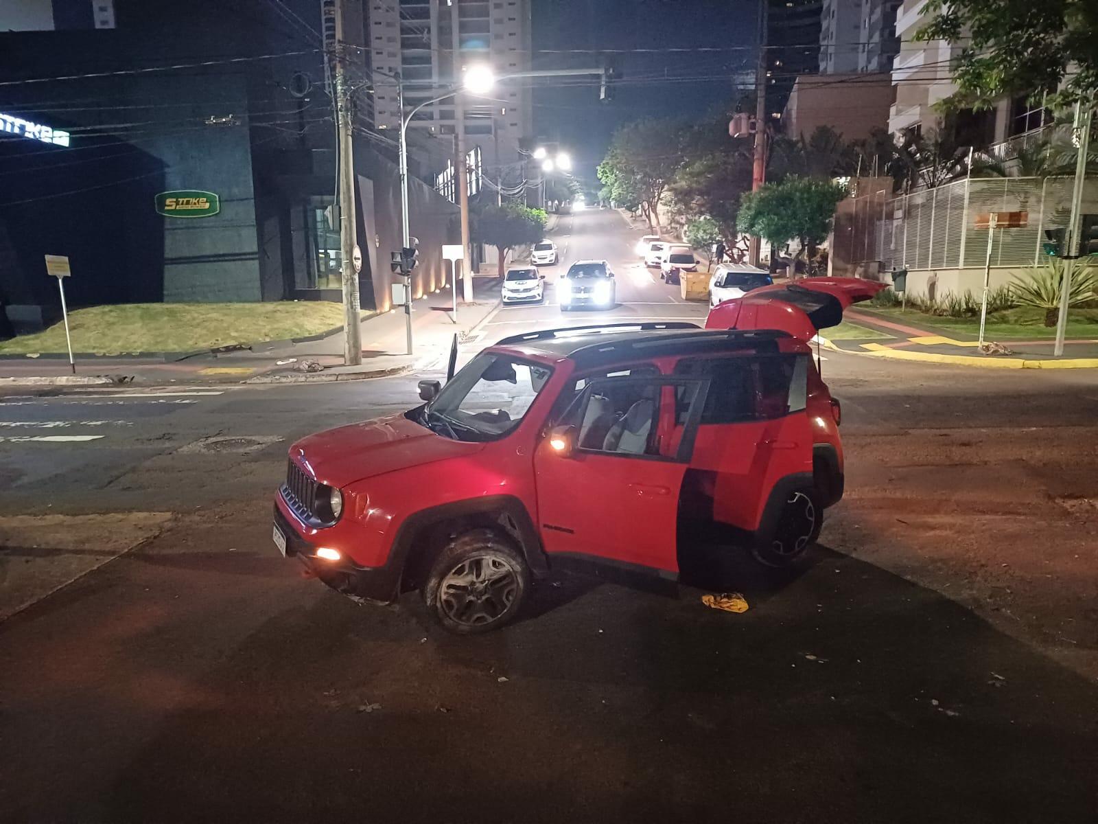 homem-foge-correndo-e-abandona-renegade-no-meio-da-rua-apos-acidente