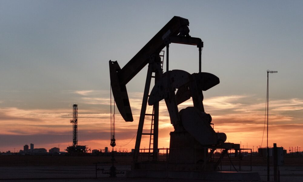 petroleo-abre-em-alta-apos-modesto-aumento-de-producao-pela-opep+