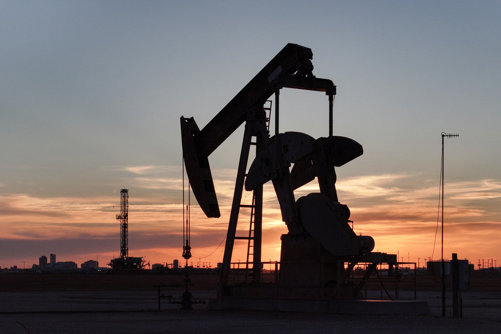 petroleo-abre-em-alta-apos-modesto-aumento-de-producao-pela-opep+