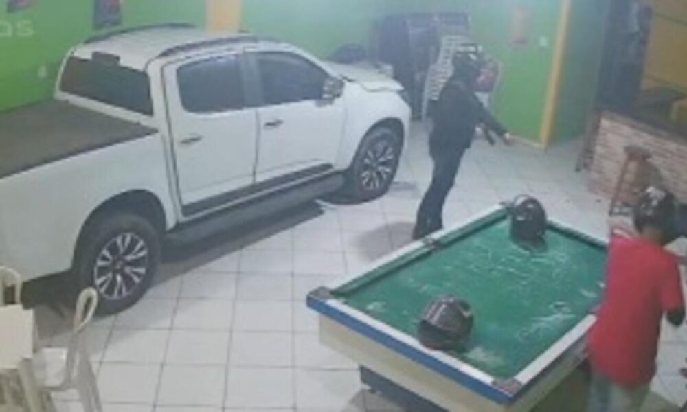 video:-ex-morador-de-campo-grande-e-adolescente-sao-mortos-a-tiros-em-bar-no-mt
