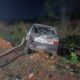 batida-na-traseira-em-local-com-quebra-molas-joga-fiat-uno-em-barranco