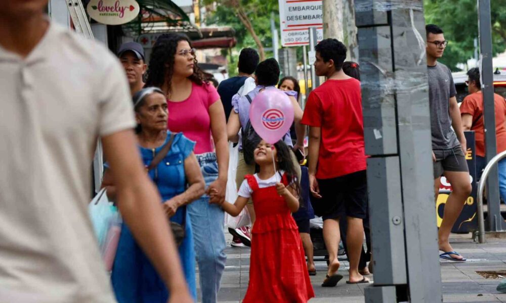 criancada-acompanhando-pais-e-avos-no-comercio-garante-compra-de-mimos-e-evita-'exageros'-nos-precos