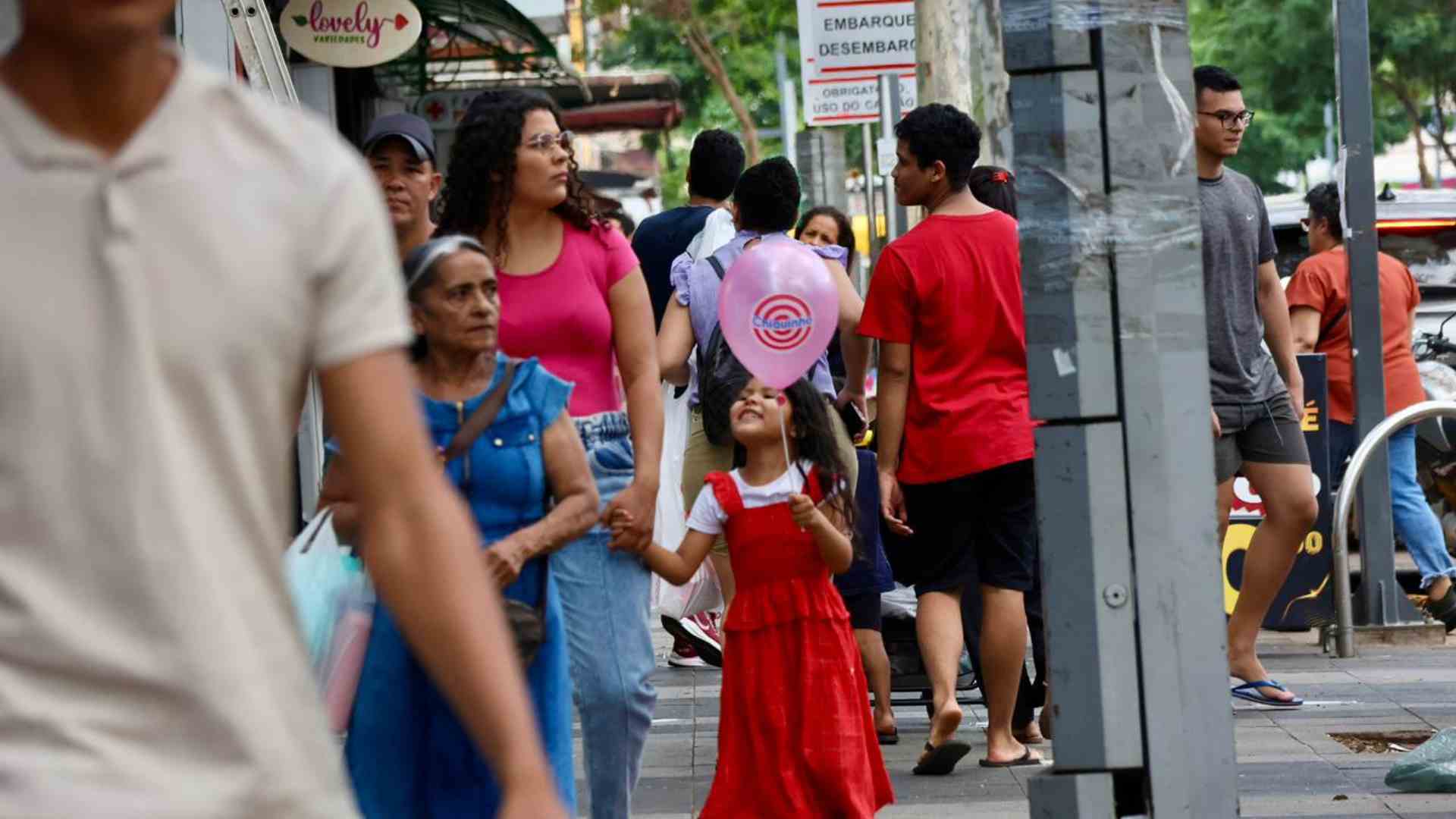 criancada-acompanhando-pais-e-avos-no-comercio-garante-compra-de-mimos-e-evita-'exageros'-nos-precos