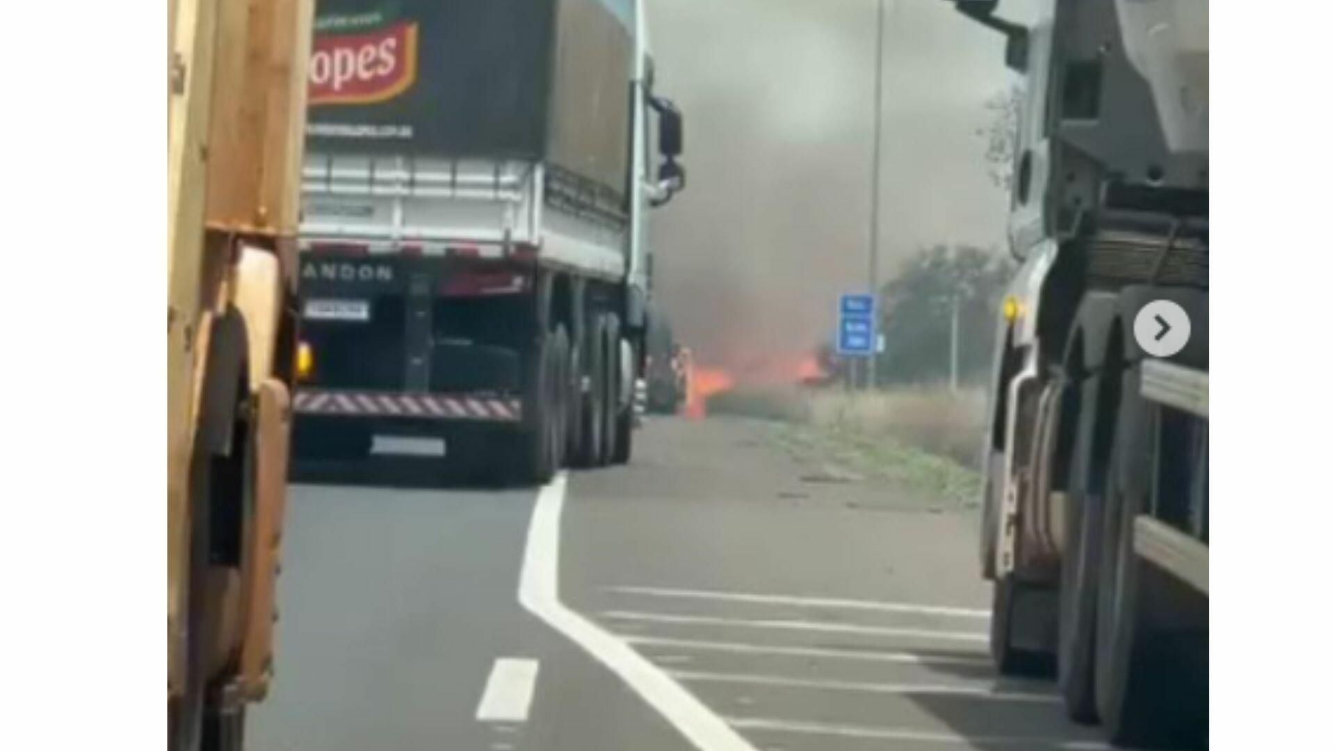 video:-br-163-esta-liberada-apos-incendio-de-grandes-proporcoes-interditar-transito-em-nova-alvorada-do-sul