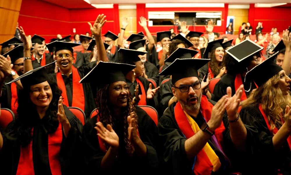 formandos-da-universidade-das-quebradas-celebram-periferia-na-abl