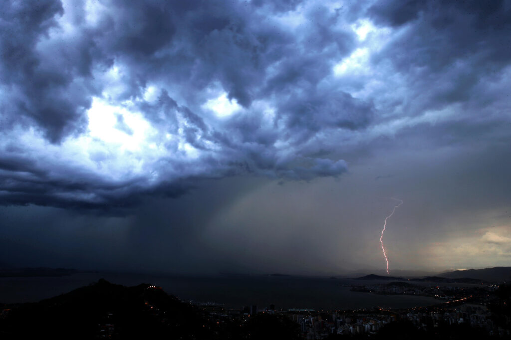 atencao:-inmet-emite-alerta-de-tempestade-severa-nesta-noite-em-dourados-–-folha-de-dourados-–-noticias-de-dourados-ms-e-regiao