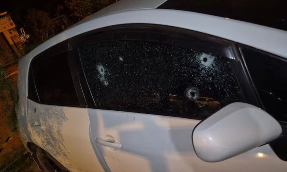 carro-fica-crivado-com-14-tiros-na-regiao-de-fronteira