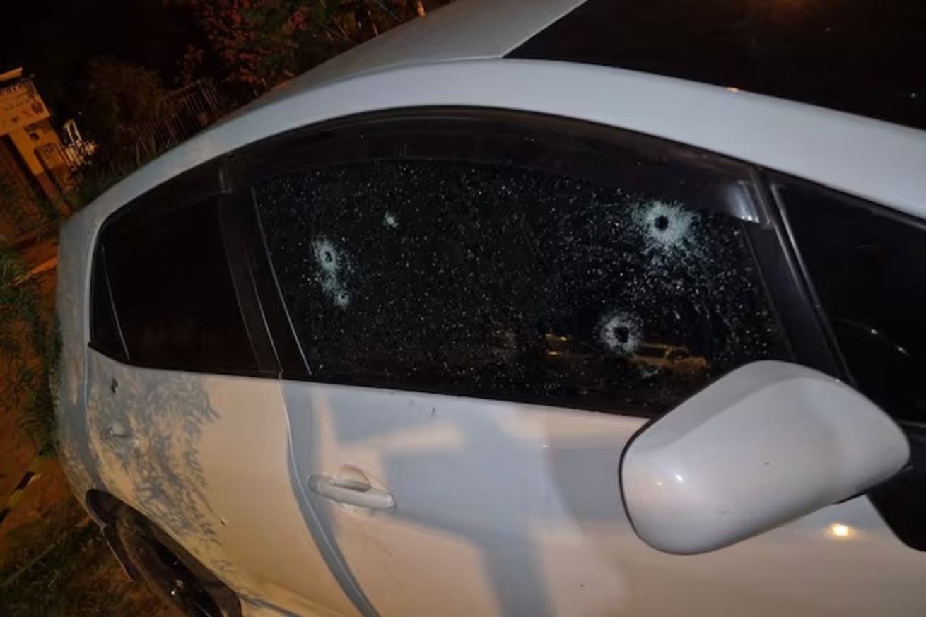 carro-fica-crivado-com-14-tiros-na-regiao-de-fronteira