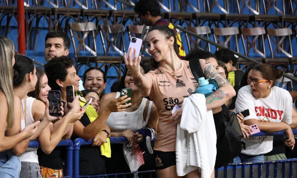 ovacionada,-tifanny-abreu-comemora-inicio-de-temporada-com-vitoria-em-campo-grande