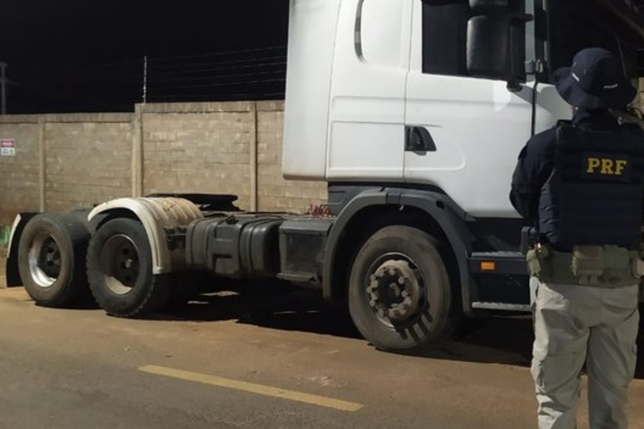 caminhao-utilizado-em-golpe-de-roubo-de-cargas-em-go-e-apreendido-na-br-262