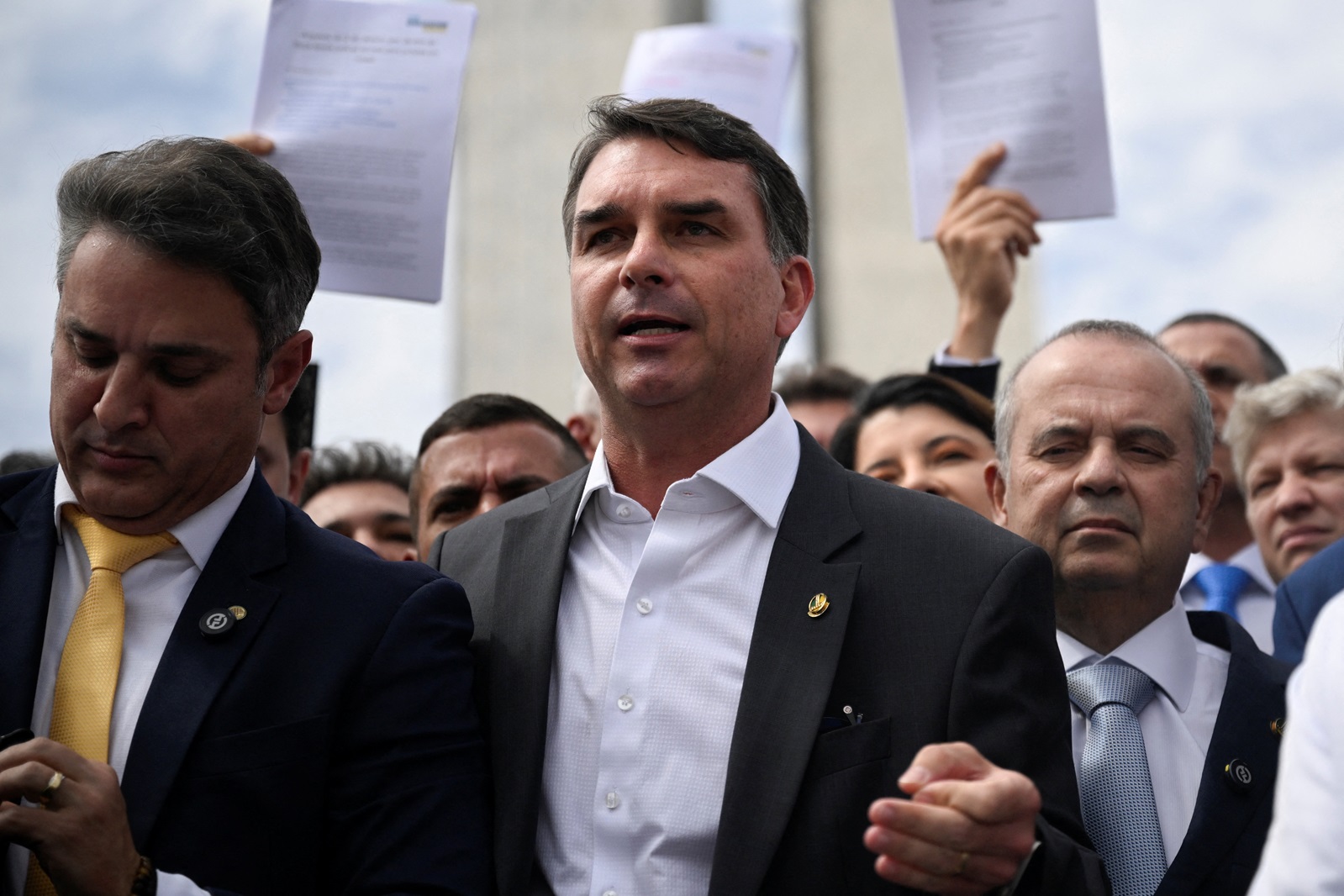 flavio-bolsonaro-cogita-'negociar-penas'-e-quer-projeto-que-negue-tentativa-de-golpe