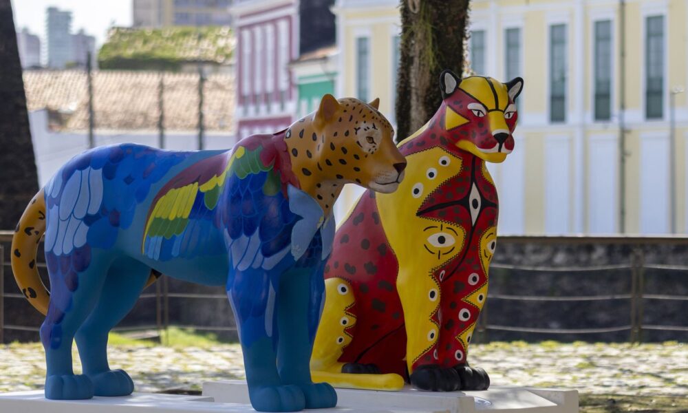 belem-vira-galeria-a-ceu-aberto-com-estatuas-de-oncas-coloridas