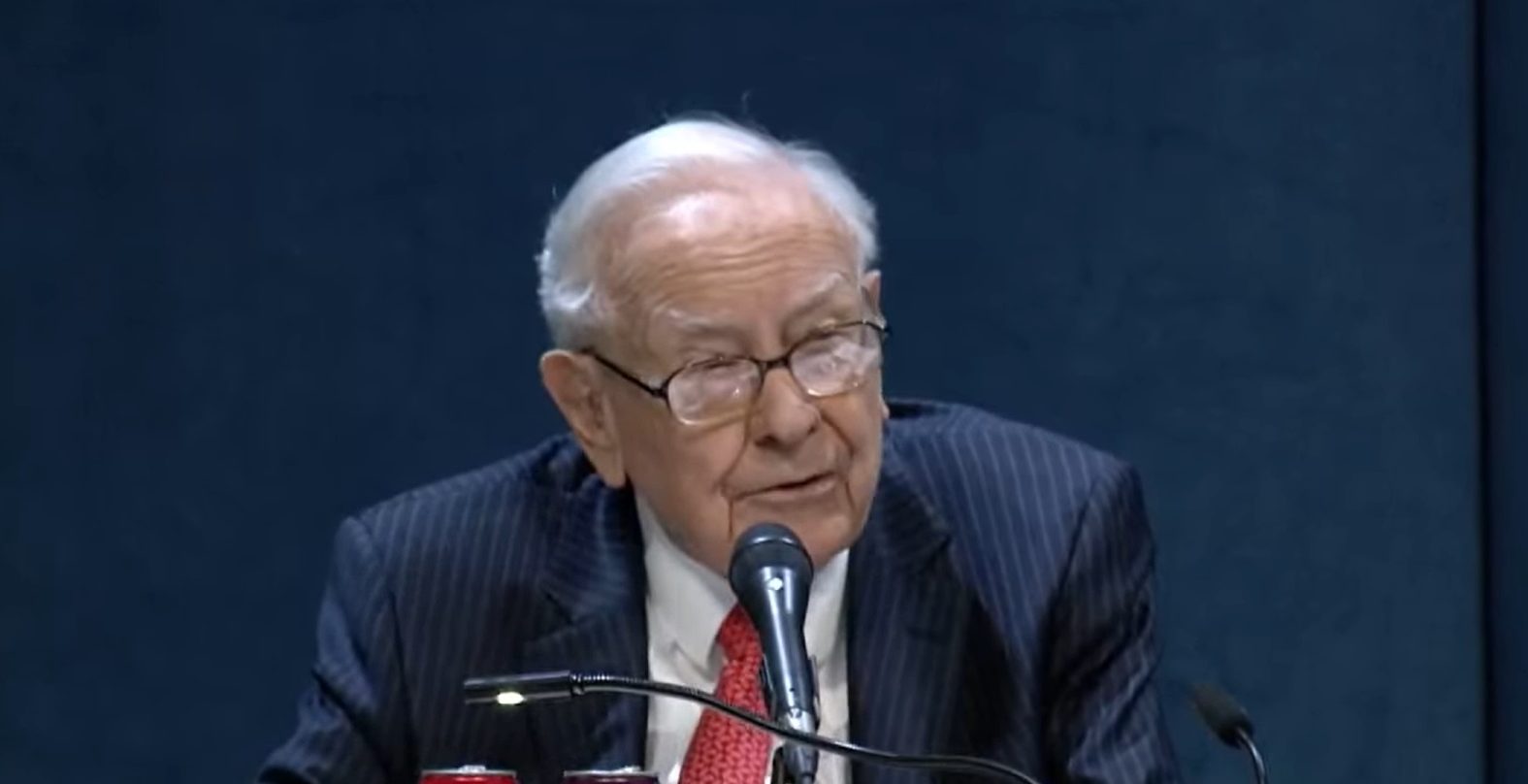 buffett-pode-ter-vendido-mais-acoes-da-apple,-indica-balanco-da-berkshire