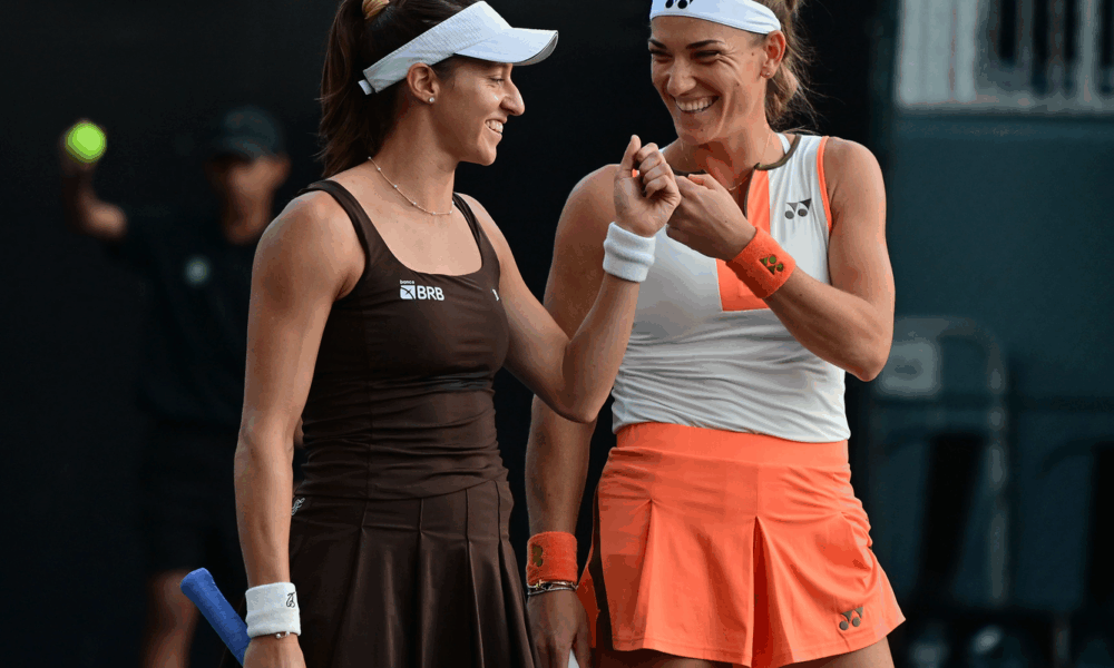 dupla-de-stefani-vira-sobre-atual-campea-e-vai-a-semi-do-wta-finals