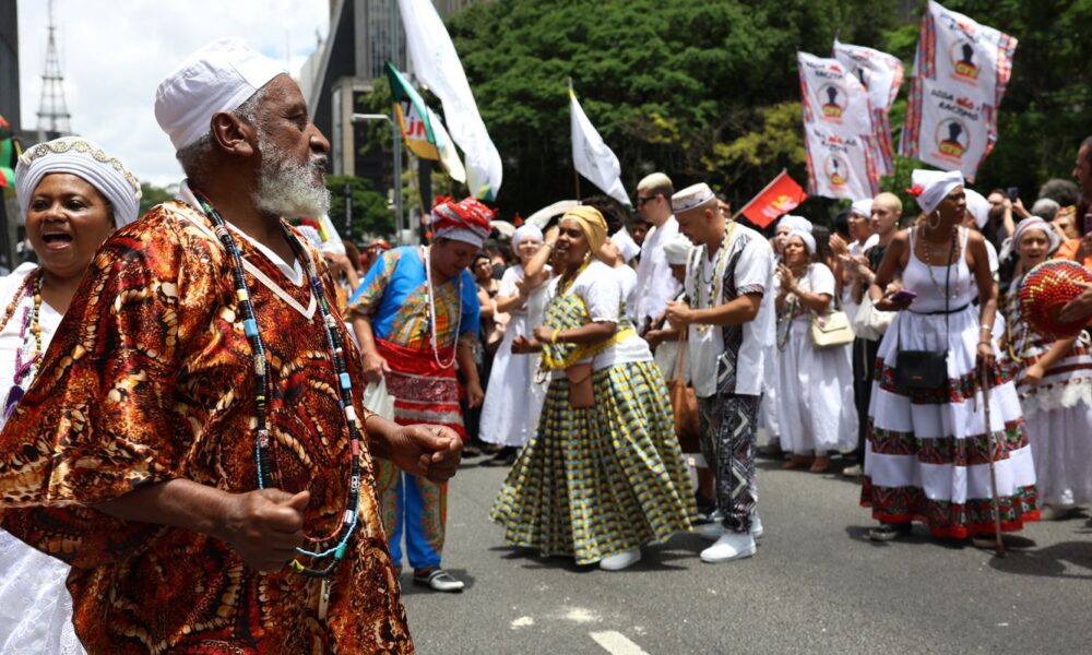 consciencia-negra:-ato-na-avenida-paulista-reune-militancia-e-cultura